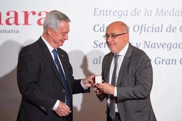 Morales recoge la Medalla de Oro de la Cámara por el servicio del Cabildo a la economía de la Isla (Foto TA)